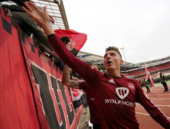 13.12.2015 - Fussball - Saison 2015 2016 - 2. Fussball - Bundesliga - 18. Spieltag: 1. FC Nürnberg Nuernberg FCN - SC Freiburg - DaMa - Jubel Freude nach Spielende - Alessandro Schöpf Schoepf (28, 1.FC Nürnberg FCN ) klatscht mit Fans ab