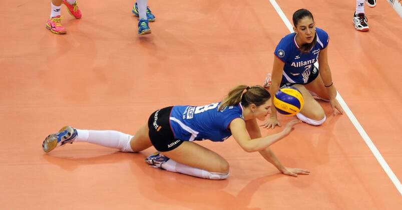 Allianz MTV Stuttgart - Köpenicker SC Berlin Deutschland, Stuttgart, 13.11.2015, Volleyball, 1. Bundesliga Frauen, Saison 2015 2016, Allianz MTV Stuttgart - Köpenicker SC Berlin: v.l. Kaja Grobelna, Micheli Pissinato (beide Allianz MTV Stuttgart).