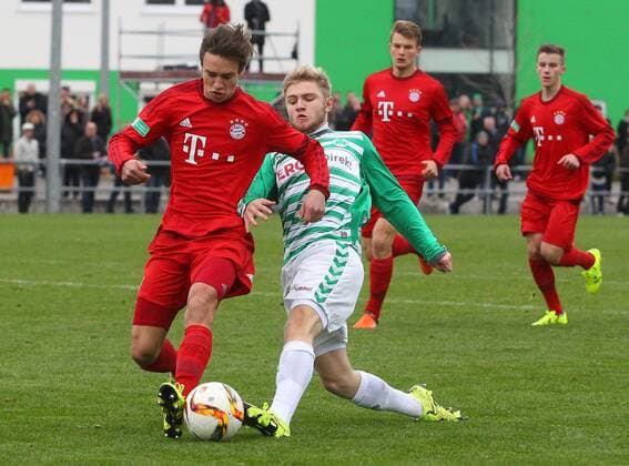 13.12.2015 - Fussball - Saison 2015 2016 - A-Junioren U17 U 17 - Bundesliga Süd Südwest - 15. Spieltag: SpVgg Greuther Fürth - FC Bayern München - JüRa - Tim Sohr (11, SpVgg Greuther Fürth) gg Alexander Nitzl (4, Bayern München)