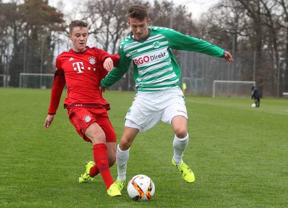 13.12.2015 - Fussball - Saison 2015 2016 - A-Junioren U17 U 17 - Bundesliga Süd Südwest - 15. Spieltag: SpVgg Greuther Fürth - FC Bayern München - JüRa - Tom Scheuchenpflug (10, SpVgg Greuther Fürth) gg Maximilian Zaiser (2, Bayern München)