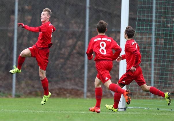 13.12.2015 - Fussball - Saison 2015 2016 - A-Junioren U17 U 17 - Bundesliga Süd Südwest - 15. Spieltag: SpVgg Greuther Fürth - FC Bayern München - JüRa - Jubel Freude nach Tor zum 0:1 - Benjamin Hadzic (7, Bayern München)