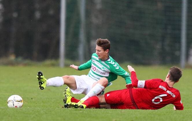 13.12.2015 - Fussball - Saison 2015 2016 - A-Junioren U17 U 17 - Bundesliga Süd Südwest - 15. Spieltag: SpVgg Greuther Fürth - FC Bayern München - JüRa - Adrian Fein (6, Bayern München) gg Marco Eisenhut (3, SpVgg Greuther Fürth)