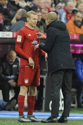 Pep (Josep) GUARDIOLA (Trainer FCB) gibt Sebastian RODE (Bayern Muenchen) vor Einwechslung Anweisungen. Fussball 1. Bundesliga, 16. Spieltag,FC Bayern Muenchen (M)-FC Ingolstadt (IN) 2-0. am 12.12.2015 in Muenchen Deutschland.A L L I A N Z A R E NA ,