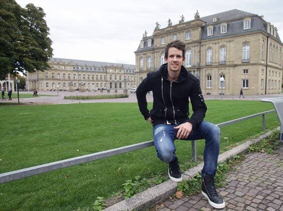 Stuttgart , Fußball VfB Stuttgart Robbie Kruse auf Stuttgart Tour mit dem Hop on Hop off Bus , vor dem Stuttgarter Schloss