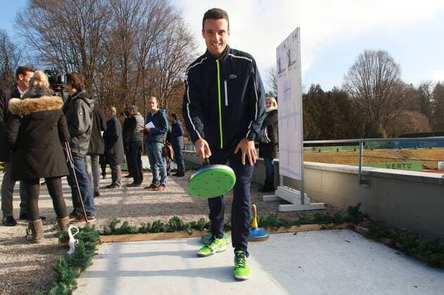 Tennis Präsentation von Roberto Bautista-Agut und Fabio Fognini, Topspieler für die BMW Open by FWU AG 2016 München 14.12.2016 Hier Roberto Bautista-Agut beim Eisstockschießen