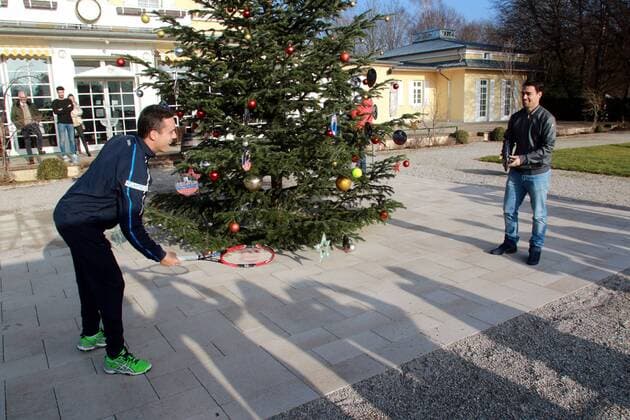 Tennis Präsentation von Roberto Bautista-Agut (li.) und Fabio Fognini (re.), Topspieler für die BMW Open by FWU AG 2016 München 14.12.2016 Hier die beiden beim Aufwärmspiel vor dem Weihchnachtsbaum