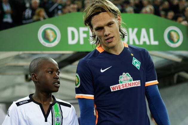 GER, DFB Pokal Achtelfinale, Borussia Mönchengladbach vs SV Werder Bremen 15.12.2015, Borussia Park, Mönchengladbach, GER, im Bild Jannik Vestergaard (SV Werder Bremen 7) nphxRauch