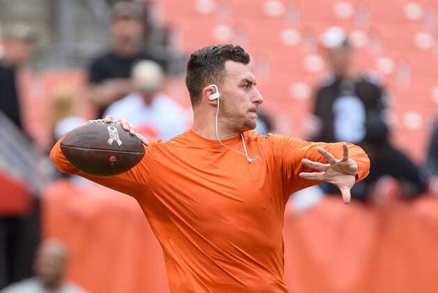 13 December 2015: Cleveland Browns Quarterback Johnny Manziel (2) 11119 in action during a NFL American Football Herren USA game between the San Francisco 49ers and the Cleveland Browns at FirstEnergy Stadium, in Cleveland, OH. (Photo By Robin Alam Icon Sportswire) NFL: DEC 13 49ers at Browns Icon164121315104149 EDITORIAL USE ONLY
