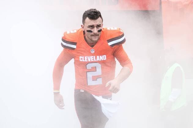13 December 2015: Cleveland Browns Quarterback Johnny Manziel (2) 11119 in action during a NFL American Football Herren USA game between the San Francisco 49ers and the Cleveland Browns at FirstEnergy Stadium, in Cleveland, OH. (Photo By Robin Alam Icon Sportswire) NFL: DEC 13 49ers at Browns Icon164121315107949 EDITORIAL USE ONLY