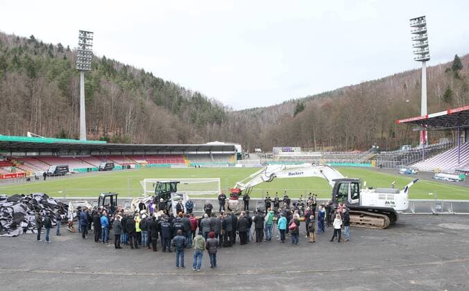 Fußball, 3. Liga, Erzgebirge Aue - Beginn des Stadionumbaus im Erzgebirgestadion Aue, 11.12.2015, Erzgebirgsstadion, Fussball, 3.Liga, FC Erzgebirge Aue, Stadionumbau. , Feierliche Eröffnung für die Bauarbeiten des Stadionneubaus. , Im Bild: Geladene Gäste. ,
