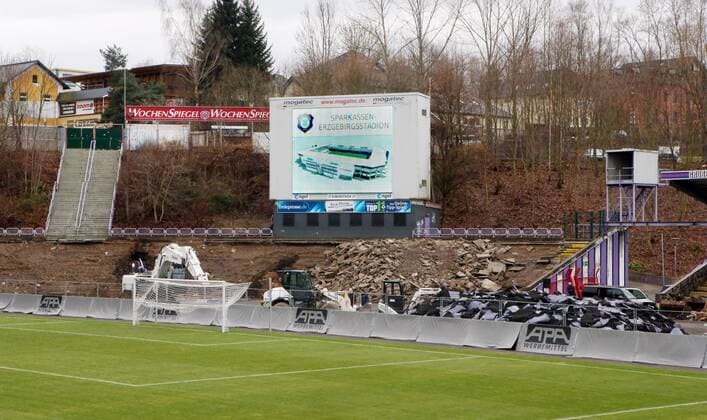 Fußball, 3. Liga, Erzgebirge Aue - Beginn des Stadionumbaus im Erzgebirgestadion Aue, 11.12.2015, Erzgebirgsstadion, Fussball, 3.Liga, FC Erzgebirge Aue, Stadionumbau. , Feierliche Eröffnung für die Bauarbeiten des Stadionneubaus. , Im Bild: .Blick in die Fankurve mit den Abrissarbeiten. ,
