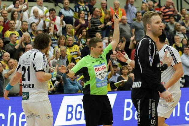 Siebenmeter für die Rhein-Neckar Löwen und Rote Karte für Timm Schneider (RM, MTM, 21) drei Sekunden vor dem Abpfiff beim Stand von 21:21, Handball, DHB Pokal, Rhein-Neckar Löwen - MT Melsungen, xozx