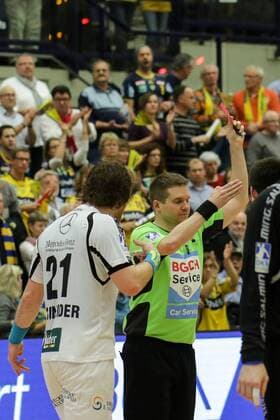 Siebenmeter für die Rhein-Neckar Löwen und Rote Karte für Timm Schneider (RM, MTM, 21) drei Sekunden vor dem Abpfiff beim Stand von 21:21, Handball, DHB Pokal, Rhein-Neckar Löwen - MT Melsungen, xozx