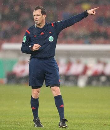 16.12.2015, Stuttgart, Fußball DFB Pokal Achtelfinale Saison 2015 2016 VfB Stuttgart vs. Eintracht Braunschweig: Schiedsricher Peter Sippel