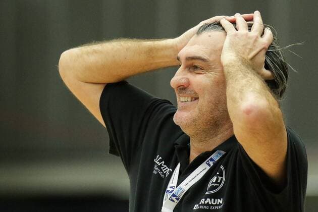 Michael Roth (Trainer, MTM) fasst sich ungläubig an den Kopf, Handball, DHB Pokal, Rhein-Neckar Löwen - MT Melsungen, xozx