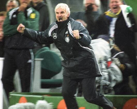 WM Qualifikation 2001 2002: Deutschland - Ukraine 4:1 14.11.2001 in Dortmund. Trainer Rudi Voeller jubelt HM