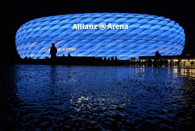 16.12.2015, Fussball DFB-Pokal 2015 2016, Achtelfinale, TSV 1860 München - VfL Bochum, in der Allianz-Arena in München. Spiegelung der blauen beleuchteten Allinaz-Arena, zu der gerade die Zuschauer kommen. 