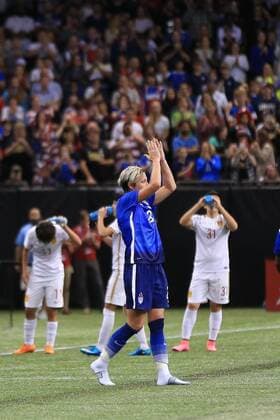 Fußball, Damen, USA verabschieden Abby Wambach nach dem Spiel gegen China December 16, 2015: United States of America forward Abby Wambach (20) claps and acknowledges the fans as she leaves the field for the last time as a player during the match between the US Women s National Soccer Team and China PR at the Mercedes Benz Superdome in New Orleans Louisiana. Â© SOCCER 2015: USWNT vs CHINA PR DEC 16 - ZUMAc04_