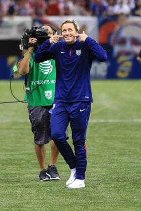 Fußball, Damen, USA verabschieden Abby Wambach nach dem Spiel gegen China December 16, 2015: United States of America forward Abby Wambach (20) gives a smile gesture to the fans about her leaving the field after the match between the US Women s National Soccer Team and China PR at the Mercedes Benz Superdome in New Orleans Louisiana. Â© SOCCER 2015: USWNT vs CHINA PR DEC 16 - ZUMAc04_
