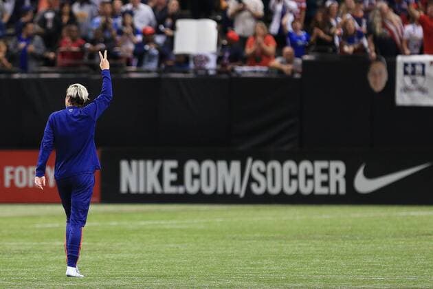 Fußball, Damen, USA verabschieden Abby Wambach nach dem Spiel gegen China December 16, 2015: United States of America forward Abby Wambach (20) leaves the field for the last time after the match between the US Women s National Soccer Team and China PR at the Mercedes Benz Superdome in New Orleans Louisiana. Â© SOCCER 2015: USWNT vs CHINA PR DEC 16 - ZUMAc04_
