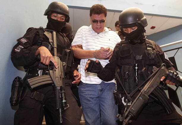 FIFA-Skandal: Salvadorianischer Funktionär Vasquez verhaftet Former high oficial of Salvadorean Federation of Soccer (FESFUT) Reynaldo Vasquez (C) is escorted by authorities in San Salvador, El Salvador, 17 December 2015. Vasquez will remain detained until US authorities send a formal request of extradition in the frame of the case of corruption in FIFA. EFE Ericka Chavez Former high oficial of Salvadorean Federation of Soccer detained in case FIFA !ACHTUNG: NUR REDAKTIONELLE NUTZUNG!  ES4001