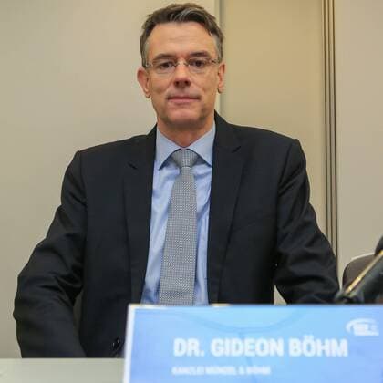 Bilder des Tages - Sport Hamburg, NH Hotel, Handball, 1. Bundesliga, Saison 2015 2016, Pressekonferenz des HSV Handball,der vorläufige Insolvenzverwalter Rechtsanwalt Dr. Gideon Böhm