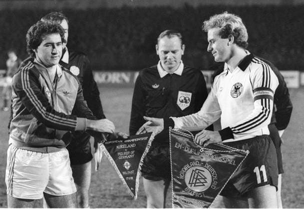 EM-Qualifikation: Nordirland - B.R.Deutschland 17.11.1982 in Belfast (1:0). Begrüßung derMannschaftskapitäne: Martin O Neill (Nordirland li.) und Karl-Heinz Rummenigge (BRD). Mitte Schiedsrichter Rolf Nyhus (Norw.). HM