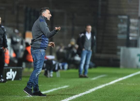 18.12.2015, xjhx, Fussball 2.Bundesliga, FSV Frankfurt - Arminia Bielefeld, emspor v.l. Trainer Thomas Oral (FSV Frankfurt) gibt Anweisungen, gestikuliert, mit den Armen gestikulieren gives instructions, gesticulate.