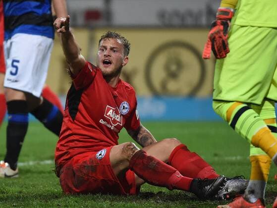 18.12.2015, xjhx, Fussball 2.Bundesliga, FSV Frankfurt - Arminia Bielefeld, emspor v.l. Christoph Hemlein (Arminia Bielefeld) gibt Anweisungen, gestikuliert, mit den Armen gestikulieren gives instructions, gesticulate.