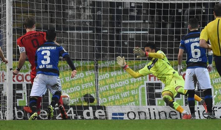 18.12.2015, xjhx, Fussball 2.Bundesliga, FSV Frankfurt - Arminia Bielefeld, emspor v.l. Fabian Klos (Arminia Bielefeld), Ehsan Haji Safi (FSV Frankfurt), Andre Weis (FSV Frankfurt) Goal scored, Tor zum 1:1