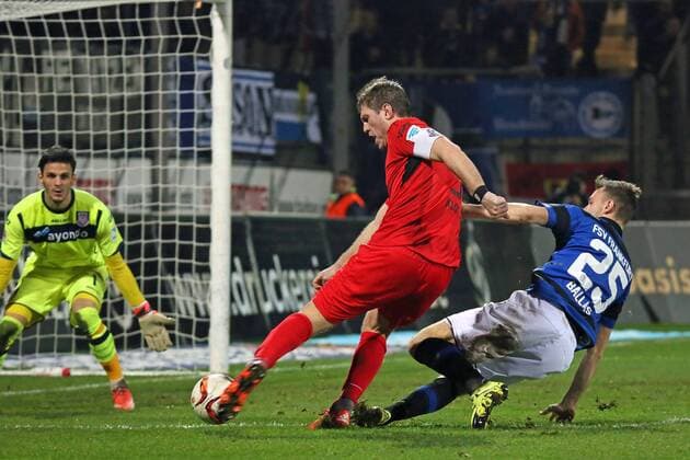 Fabian Klos (Arminia) gegen Florian Ballas (FSV) - FSV Frankfurt vs. Arminia Bielefeld, Frankfurter Volksbank Stadion
