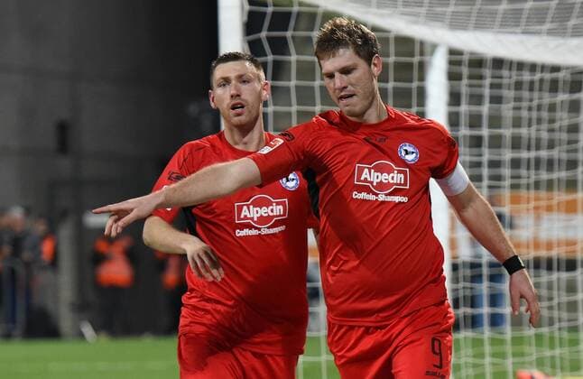 18.12.2015, xfux, Fussball 2.Bundesliga, FSV Frankfurt - Arminia Bielefeld, emspor v.l. Manuel Junglas (Arminia Bielefeld), Fabian Klos (Arminia Bielefeld) Torjubel, Goal celebration, celebrate the goal zum 1:1