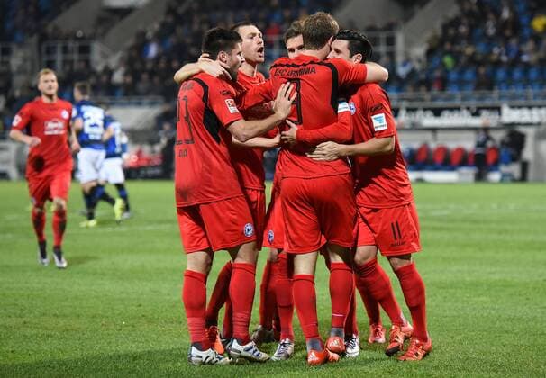 18.12.2015, xfux, Fussball 2.Bundesliga, FSV Frankfurt - Arminia Bielefeld, emspor v.l. Fabian Klos (Arminia Bielefeld) und Spieler von Arminia Bielefeld Torjubel, Goal celebration, celebrate the goal zum 1:1