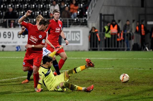 18.12.2015, xfux, Fussball 2.Bundesliga, FSV Frankfurt - Arminia Bielefeld, emspor v.l. Tom Schuetz (Arminia Bielefeld), Andre Weis (FSV Frankfurt) Goal scored, Tor zum 1:2