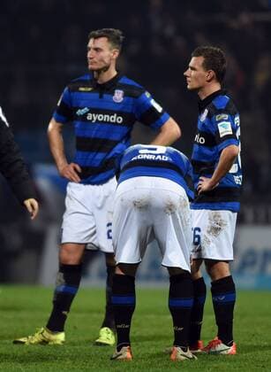 18.12.2015, xjhx, Fussball 2.Bundesliga, FSV Frankfurt - Arminia Bielefeld, emspor v.l. Lukas Gugganig (FSV Frankfurt), Manuel Konrad (FSV Frankfurt), Denis Epstein (FSV Frankfurt) enttaeuscht, enttaeuscht schauend, dissapointed
