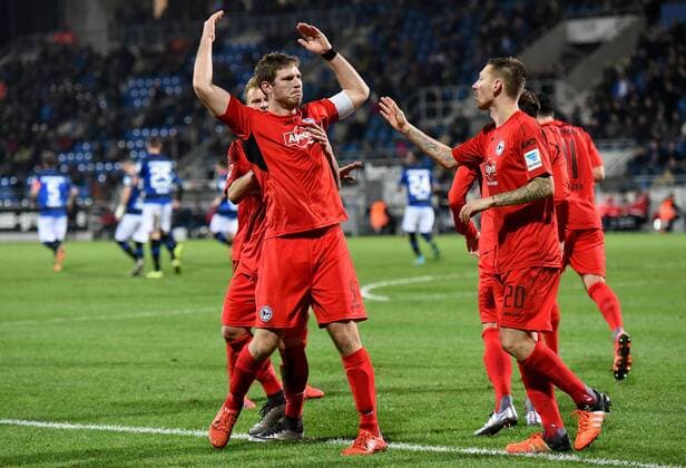 18.12.2015, xfux, Fussball 2.Bundesliga, FSV Frankfurt - Arminia Bielefeld, emspor v.l. Fabian Klos (Arminia Bielefeld), Manuel Junglas (Arminia Bielefeld) Torjubel, Goal celebration, celebrate the goal zum 1:1