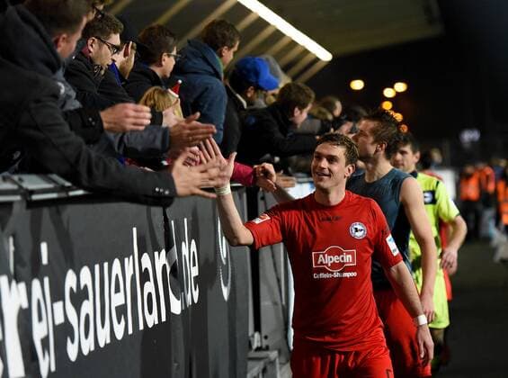 18.12.2015, xfux, Fussball 2.Bundesliga, FSV Frankfurt - Arminia Bielefeld, emspor v.l. Tom Schuetz (Arminia Bielefeld) jubeln jubelt nach Spielende mit Fans, Stimmung, Schal, Trikot Arminia Bielefeld