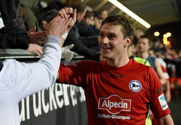 18.12.2015, xfux, Fussball 2.Bundesliga, FSV Frankfurt - Arminia Bielefeld, emspor v.l. Tom Schuetz (Arminia Bielefeld) jubeln jubelt nach Spielende mit Fans, Stimmung, Schal, Trikot Arminia Bielefeld