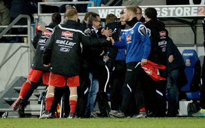 18.12.2015, xfux, Fussball 2.Bundesliga, FSV Frankfurt - Arminia Bielefeld, emspor v.l. Trainer Norbert Meier (Arminia Bielefeld) jubeln jubelt nach Spielende.