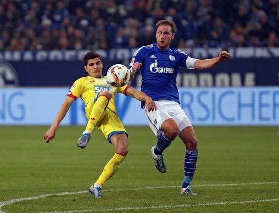 18.12.2015, xovx, Fussball 1.Bundesliga, FC Schalke 04 - TSG 1899 Hoffenheim, emspor, v.l. Tarik Elyounoussi (TSG 1899 Hoffenheim), Benedikt Hoewedes (FC Schalke 04), Aktion.