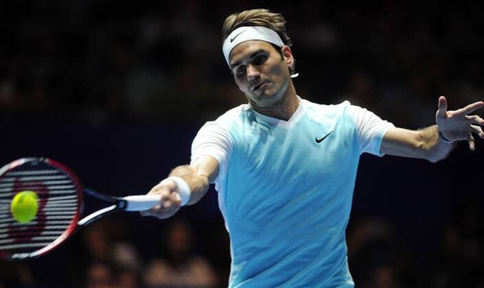 Switzerland s player Roger Federer of OBI UAE Royals returns the ball to Switzerland s player Stan Wawrinka of OUE Singapore Slammers during the International Premier Tennis League (IPTL) men s singles set held in Singapore Indoor Stadium on Dec. 18, 2015. Roger Federer won 6-4.) (SP)SINGAPORE-TENNIS-IPTL ThenxChihxWey 