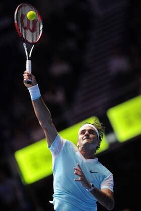 Switzerland s player Roger Federer of OBI UAE Royals serves the ball to Switzerland s player Stan Wawrinka of OUE Singapore Slammers during the International Premier Tennis League (IPTL) men s singles set held in Singapore Indoor Stadium on Dec. 18, 2015. Roger Federer won 6-4.) (SP)SINGAPORE-TENNIS-IPTL ThenxChihxWey 