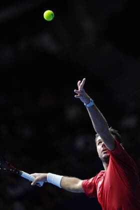 Switzerland s player Stan Wawrinka of OUE Singapore Slammers serves the ball to Switzerland s player Roger Federer of OBI UAE Royals during the International Premier Tennis League (IPTL) men s singles set held in Singapore Indoor Stadium on Dec. 18, 2015. Roger Federer won 6-4.) (SP)SINGAPORE-TENNIS-IPTL ThenxChihxWey 