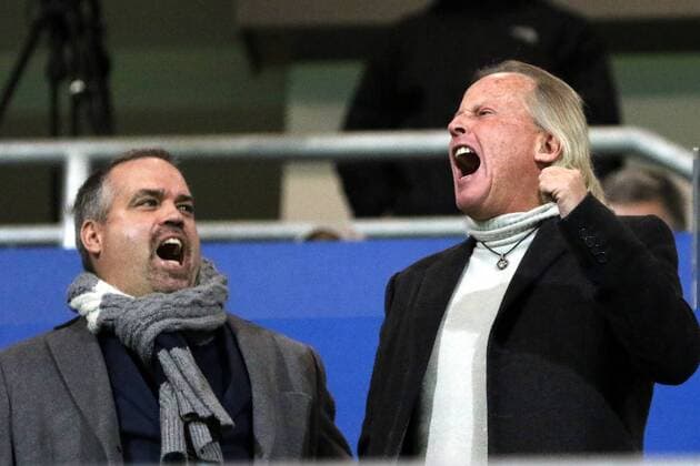 18.12.2015 Frankfurt am Main, Frankfurter Volksbank Stadion 2. Bundesliga Herren, Saison 2015 2016 FSV Frankfurt gegen Arminia Bielefeld Auf der Tribüne vor dem Spiel Geschäftsführer Clemens Krüger mit Ex-Präsident Michael Görner (FSV Frankfurt) schreien die Spielernamen