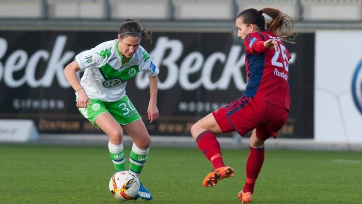 v.li.: Elise Bussaglia (VfL Wolfsburg, 30) im Zweikampf mit Ivana Rudelic (FF USV Jena, 25), Fussball, Allianz Frauen-Bundesliga, VfL Wolfsburg - FF USV Jena, xobx