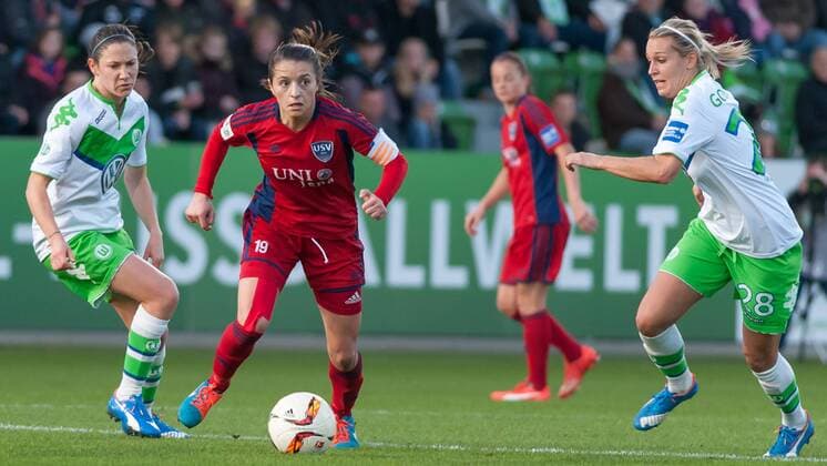v.li.: Elise Bussaglia (VfL Wolfsburg, 30), Iva Landeka (FF USV Jena, 19) am Ball, Lena Goeßling (Gößling, Goessling, Gössling, VfL Wolfsburg, 28), Fussball, Allianz Frauen-Bundesliga, VfL Wolfsburg - FF USV Jena, xobx