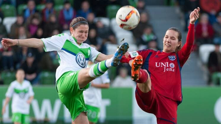 v.li.: Elise Bussaglia (VfL Wolfsburg, 30) im Zweikampf mit Ivana Rudelic (FF USV Jena, 25), Fussball, Allianz Frauen-Bundesliga, VfL Wolfsburg - FF USV Jena, xobx