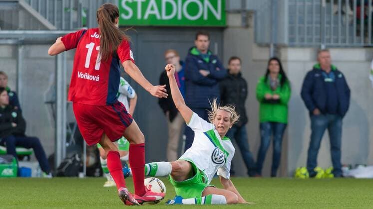v.li.: Lucie Vonkova (FF USV Jena, 11) im Zweikampf mit Lena Goeßling (Gößling, Goessling, Gössling, VfL Wolfsburg, 28), Fussball, Allianz Frauen-Bundesliga, VfL Wolfsburg - FF USV Jena, xobx