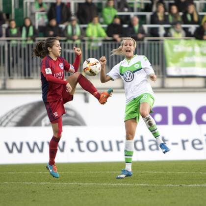 Fußball, Allianz Frauen Bundesliga, VfL Wolfsburg - FF USV Jena; v.l. Iva Landeka (Jena, 19) gegen Lena Goeßling (Goessling, Wolfsburg, 28) Zweikampf, Duell, duell, tackle, Tackling, Aktion, action. xtgx