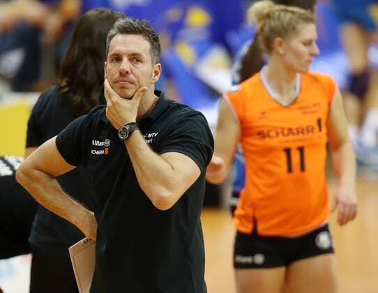 Stuttgart Volleyball Allianz MTV Stuttgart vs. Schweriner SC, vorn Trainer Guillermo Naranjo Hernandez (Stuttgart) enttäuscht